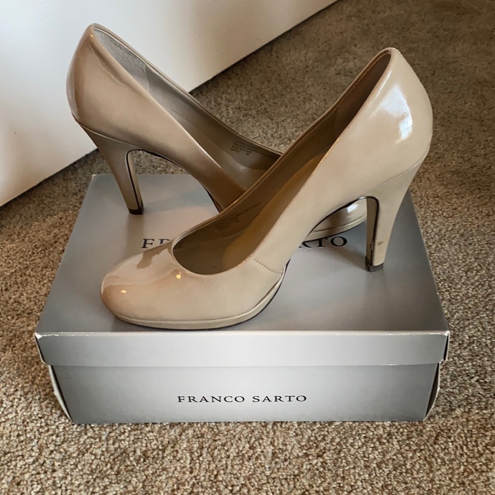 Patent leather pump